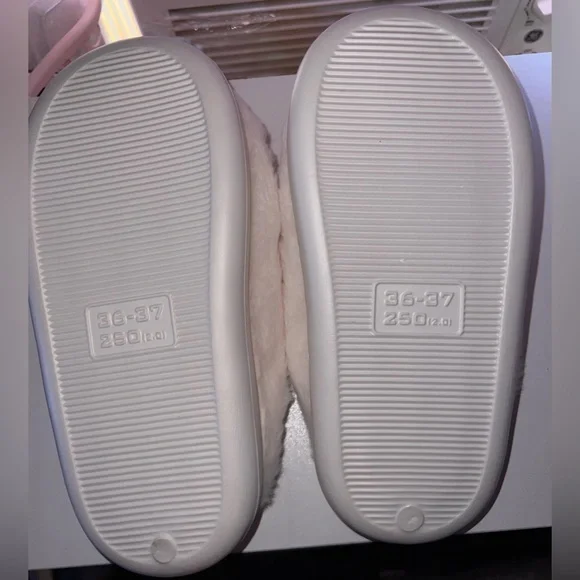 ❤️NWOT Cute Fuzzy Slippers - Picture 3 of 5